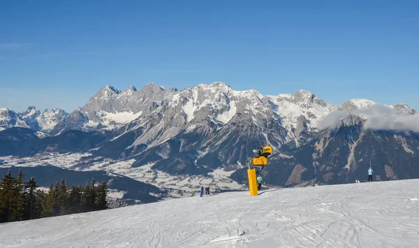 Belle vue sur les montagnes enneigées et la piste de ski en hiver — Photo