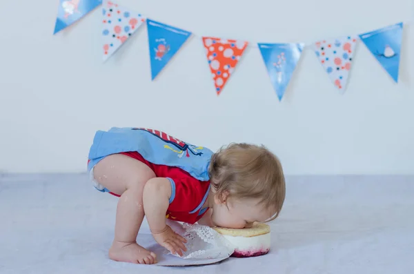 One year old baby eating cake — Stock Photo, Image