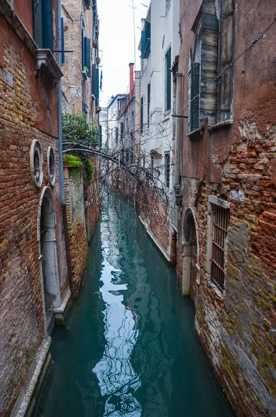 风景如画的运河在威尼斯 — 图库照片
