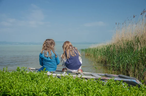 Twee meisjes vissen in het meer — Stockfoto