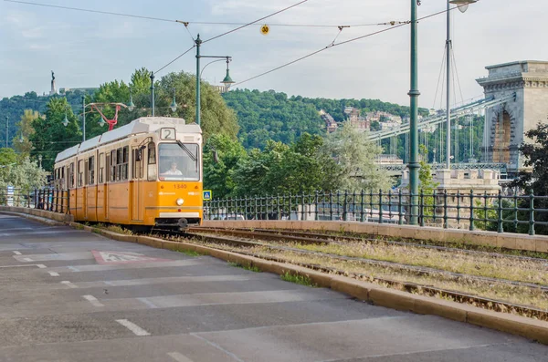 BUDAPEST - MAY 2017: Tram number 2 goes along the Chain bridge in May 18, 2017, located in Budapest, Hungary. It is a popular tourist route. — Stock Photo, Image