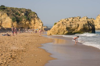 Portekiz - Nisan 2017: Lagos, Portekiz kişi 17 Nisan 2017 Praia Dona Ana plajda. Güney Portekiz Algarve bölgesinin en iyi plajlarından.