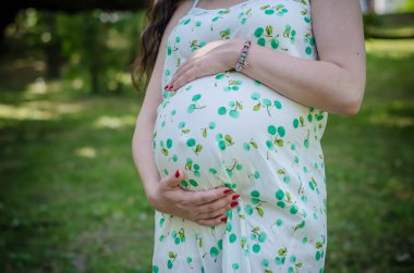 Yazlık elbise içinde hamile oryantal yakın çekim