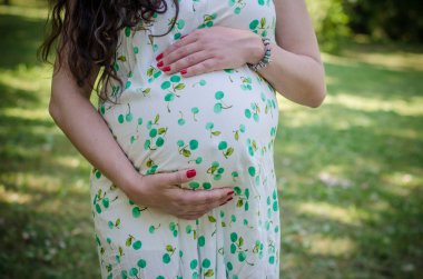 Yazlık elbise içinde hamile oryantal yakın çekim