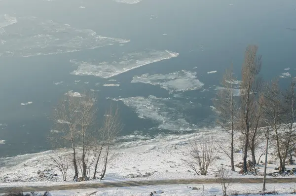 Ködös kilátás nyílik a partra és a folyó Duna Esztergom — Stock Fotó