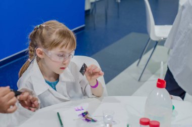 Çocuk renkleri ile deneyler