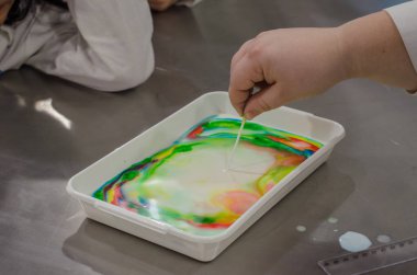 Çocuk renkleri ile deneyler