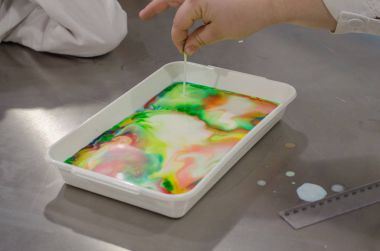 Çocuk renkleri ile deneyler