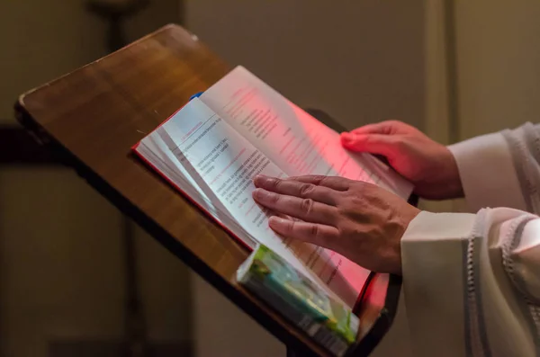 Preparação para o Batismo na Igreja Católica — Fotografia de Stock