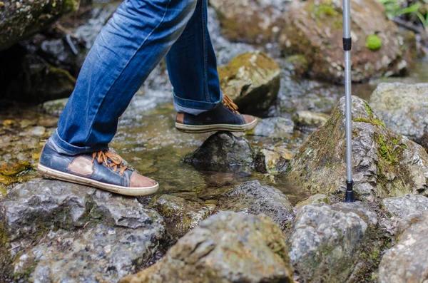 Volwassenen voeten lopen langs het bergpad — Stockfoto