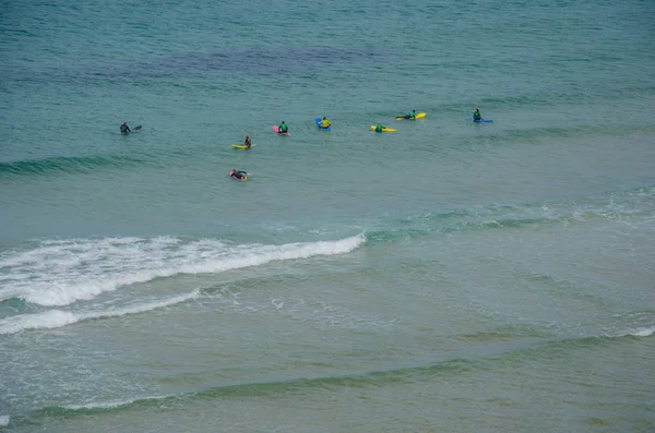 Lekcja surfingu w Adegas beach w pobliżu Carrapateira, Portugalia. — Zdjęcie stockowe
