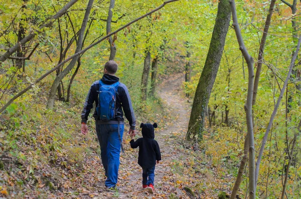 Familie wandeling of wandeling door het bos in de vroege herfst — Stockfoto