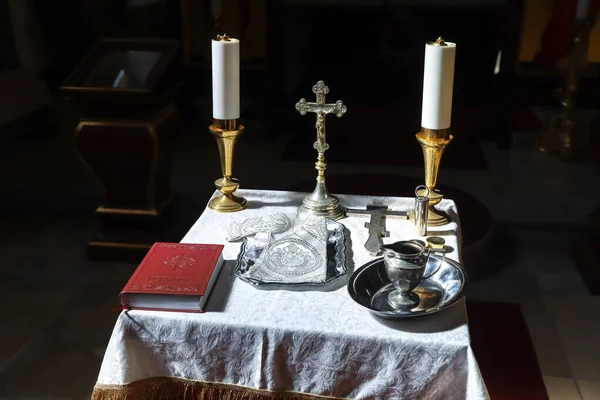 Se préparer au baptême dans l "Église orthodoxe Photo De Stock