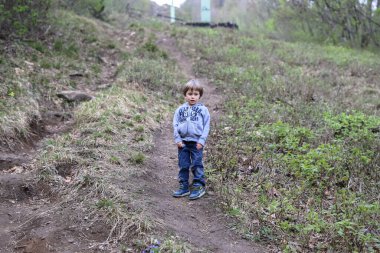 Aile baharın başında dağ ormanlarında yürüyüş ya da yürüyüş yapar.