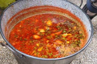 Büyük bir kazanda borç - piknikte geleneksel pancar çorbası