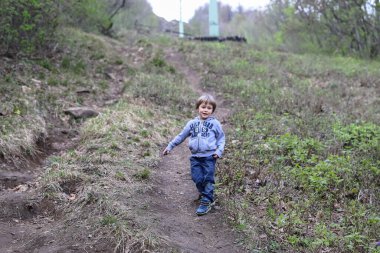 Aile baharın başında dağ ormanlarında yürüyüş ya da yürüyüş yapar.