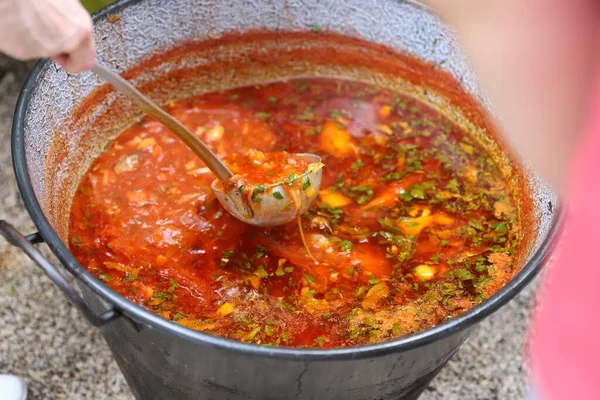 Borsch in a huge cauldron - traditional beetroot soup on the picnic — Stock Photo, Image