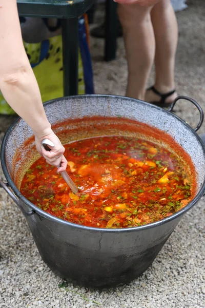 Borsch in a huge cauldron - traditional beetroot soup on the picnic — Stock Photo, Image