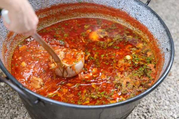 Borsch in a huge cauldron - traditional beetroot soup on the picnic — Stock Photo, Image