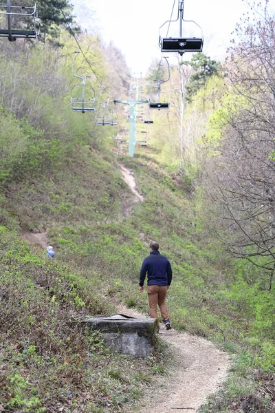 Caminhada em família ou caminhada pela floresta de montanha no início da primavera — Fotografia de Stock