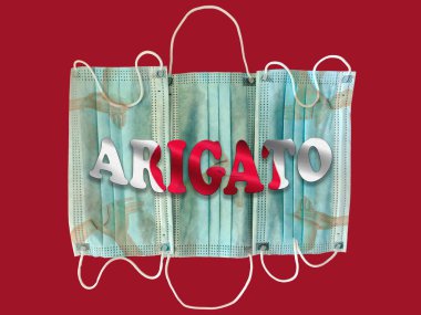 Palabra gracias en japones sober textura de mascarillas weltoras de papel y desenfocado de manos aplaudiendo. Aplauso a las personas que luchan contra la pandemia del Covid-19. Agradecimiento en idioma japons ayık fondo de la bandera de Japn.