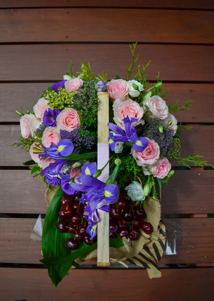 Widok Boku Kosza Róż Flower Basket Fioletowych Kwiatów Wiśnia — Zdjęcie stockowe