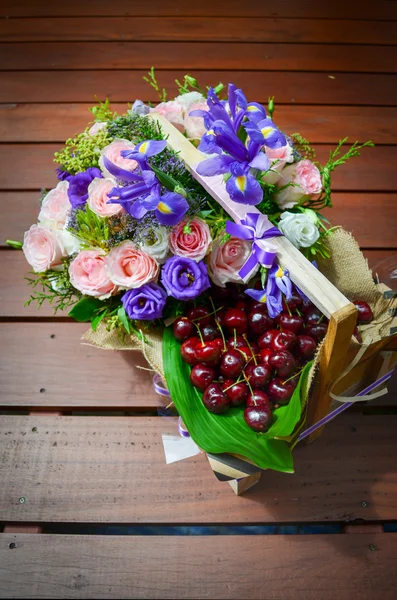 Zijaanzicht Van Mand Van Roze Rozen Bloemmand Met Paarse Bloem — Stockfoto