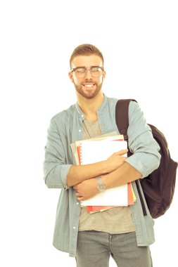 Beyaz arka plan üzerinde izole kitap tutan bir okul çantası olan bir erkek öğrenci