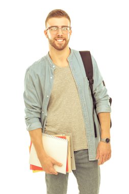 Beyaz arka plan üzerinde izole kitap tutan bir okul çantası olan bir erkek öğrenci