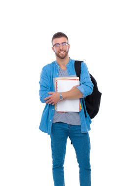 Beyaz arka plan üzerinde izole kitap tutan bir okul çantası olan bir erkek öğrenci