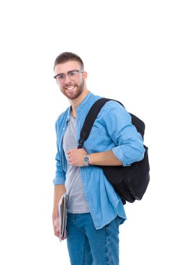 Beyaz arka plan üzerinde izole kitap tutan bir okul çantası olan bir erkek öğrenci