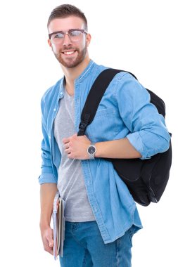 Beyaz arka plan üzerinde izole kitap tutan bir okul çantası olan bir erkek öğrenci