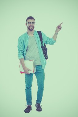 Beyaz arka plan üzerinde kitap ve işaret izole tutan bir okul çantası ile bir erkek öğrenci