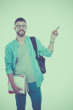 Beyaz arka plan üzerinde kitap ve işaret izole tutan bir okul çantası ile bir erkek öğrenci