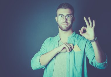 Bir kredi kartı basılı tutup ok gösterilen dostum