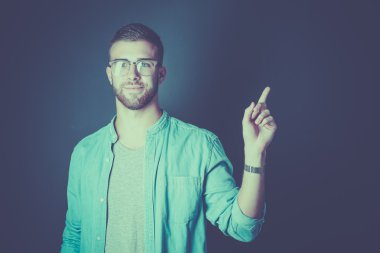 yukarı dönük gülümseyen genç bir adam portresi