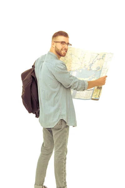 Mladý muž, který držel mapu na bílém pozadí — Stock fotografie