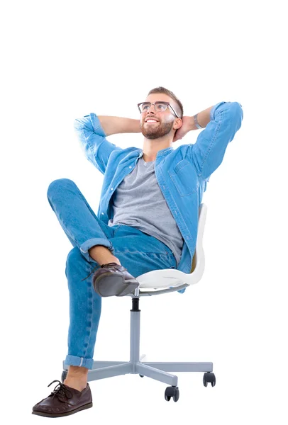 白い背景に分離された椅子に座る若い男 — ストック写真