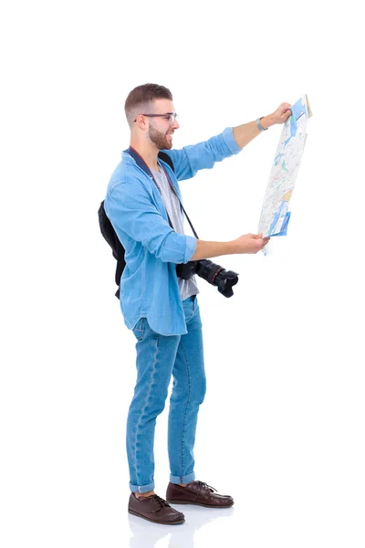 Schöner Tourist schaut auf Karte isoliert auf weiß — Stockfoto