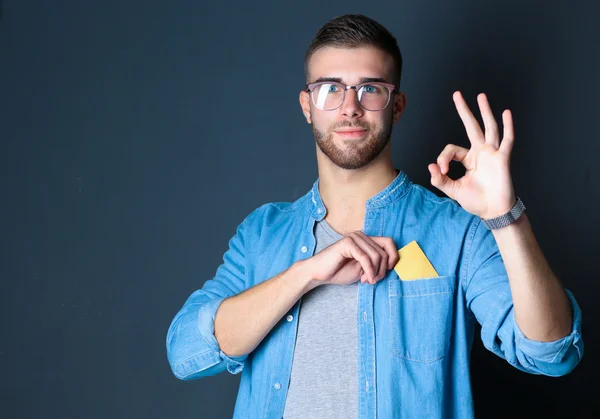 Hombre sosteniendo una tarjeta de crédito y mostrando ok —  Fotos de Stock