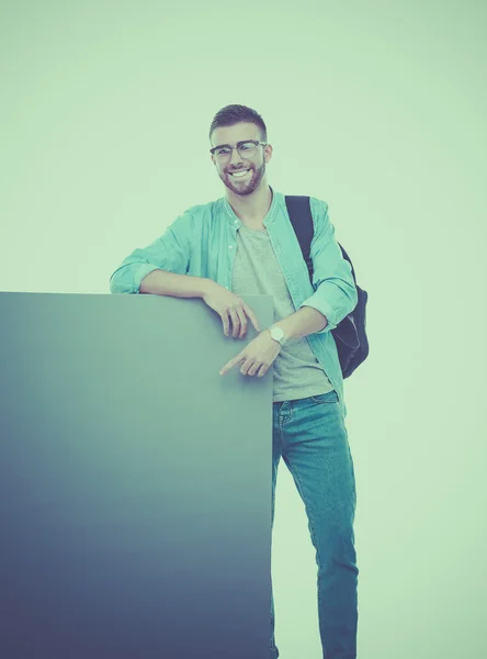 Портрет улыбающегося студента с пустой доской — стоковое фото