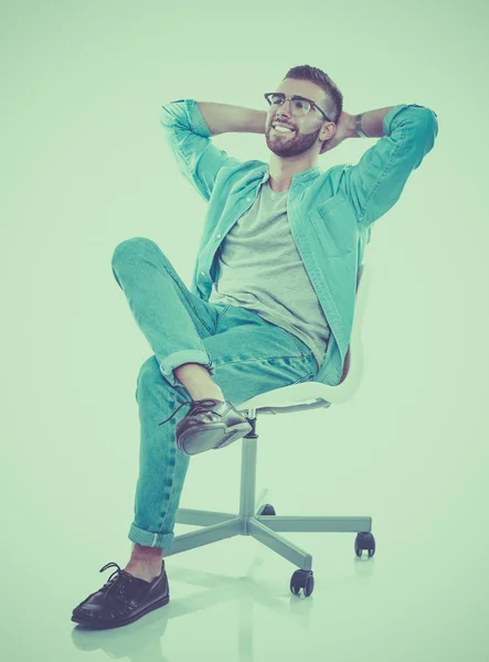 白い背景に分離された椅子に座る若い男 — ストック写真