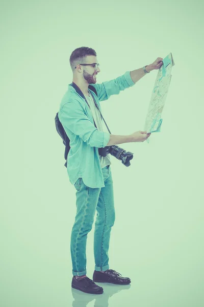 Przystojny turysta patrząc na mapę na białym tle — Zdjęcie stockowe