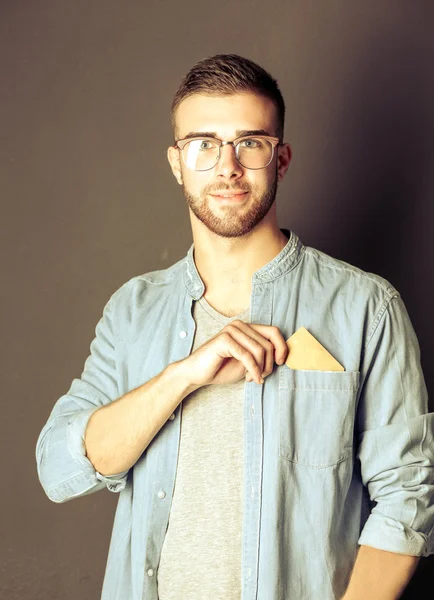 Man met een creditcard — Stockfoto