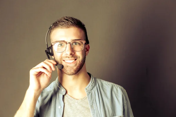 Portret van een jonge man met microfoon — Stockfoto