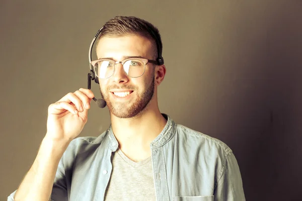 Portrait de jeune homme avec microphone — Photo