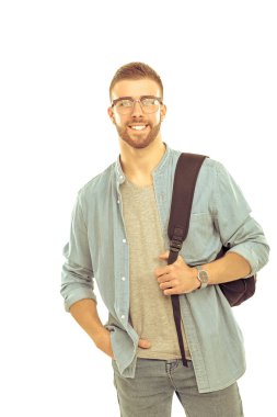 El çantası ile ayakta genç adam,