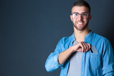 Kredi kartı tutan adam.