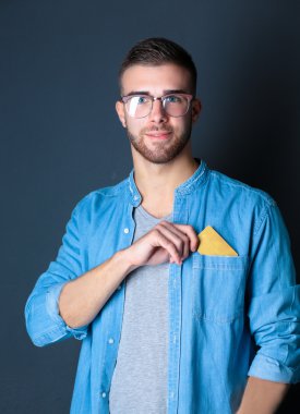 Kredi kartı tutan adam.