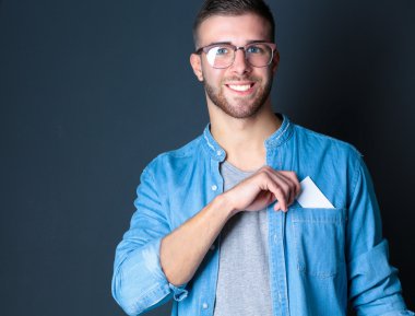 Kredi kartı tutan adam.